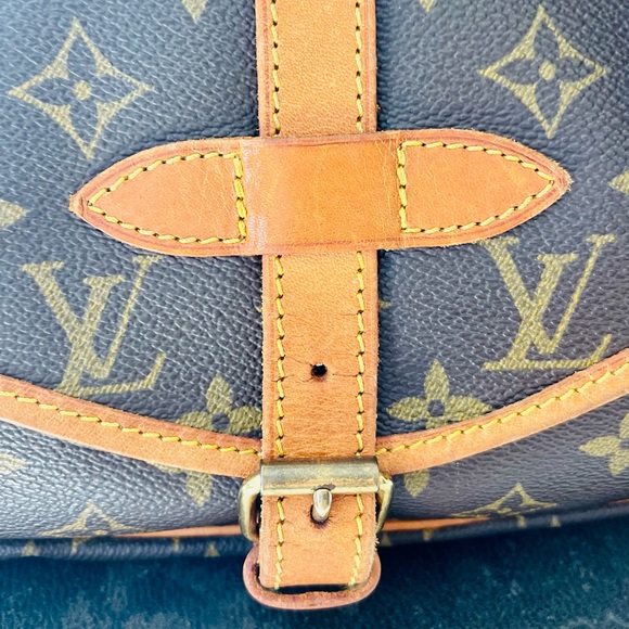 Authentic Vintage Louis Vuitton Saumur 30 Crossbody - Picture 4 of 16